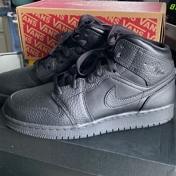 Air Jordan 1 Mid GS - Picture 2 of 6